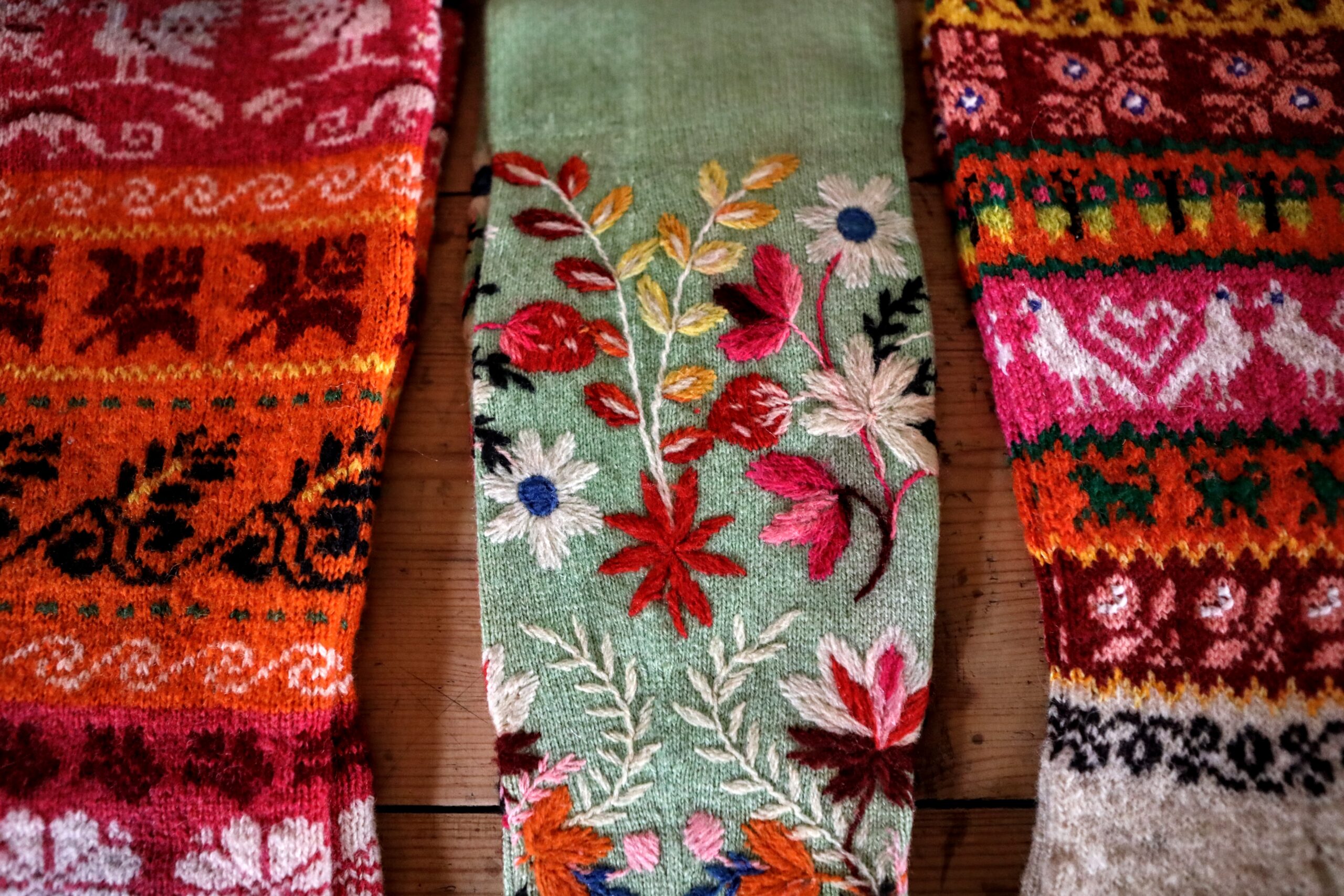 In addition to plant motifs, stocking patterns also contain humorous depictions of coastal life and fauna. Thus, you can find rows of flies, sailing boats, anchors, cockerels, peacocks, goats, kittens and other such on stockings.