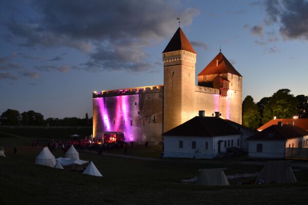 Pimedal ajal on Kuressaare loss kenasti valgustatud
