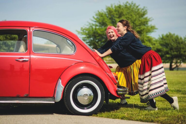 Visit Saaremaa - Kohalikud naised lükkamas punast autot - meeleolufoto