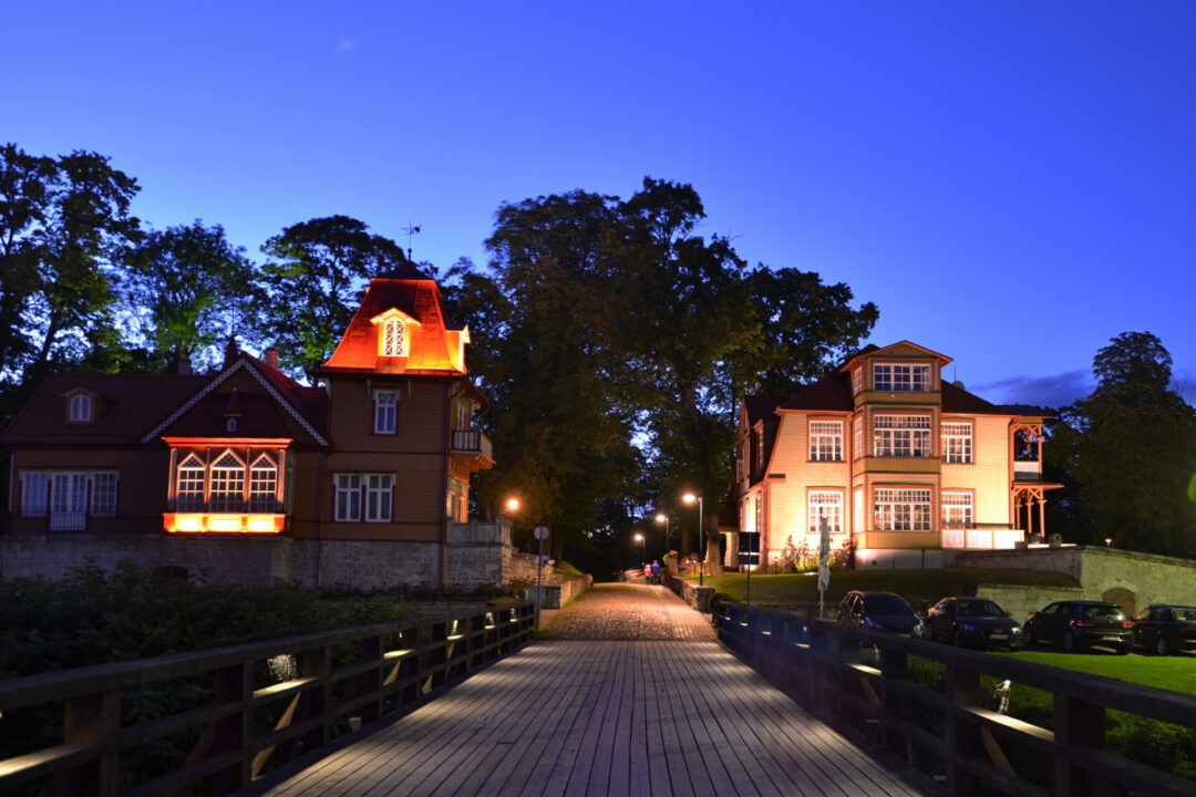 Visit Saaremaa - Kuressaare ning vaade Ekesparre hotellile - arhitektuurifoto