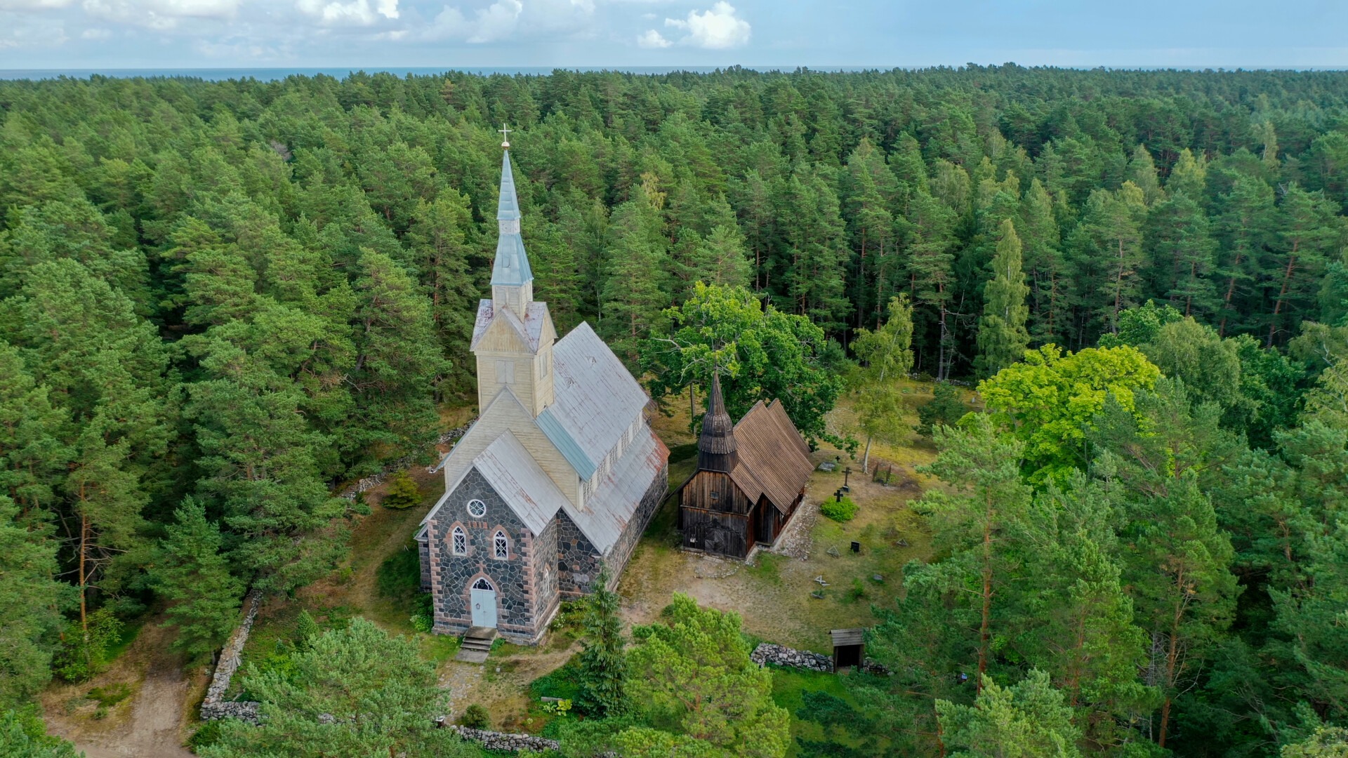 Visit Saaremaa - Ruhnu kirikud - arhitektuurifoto