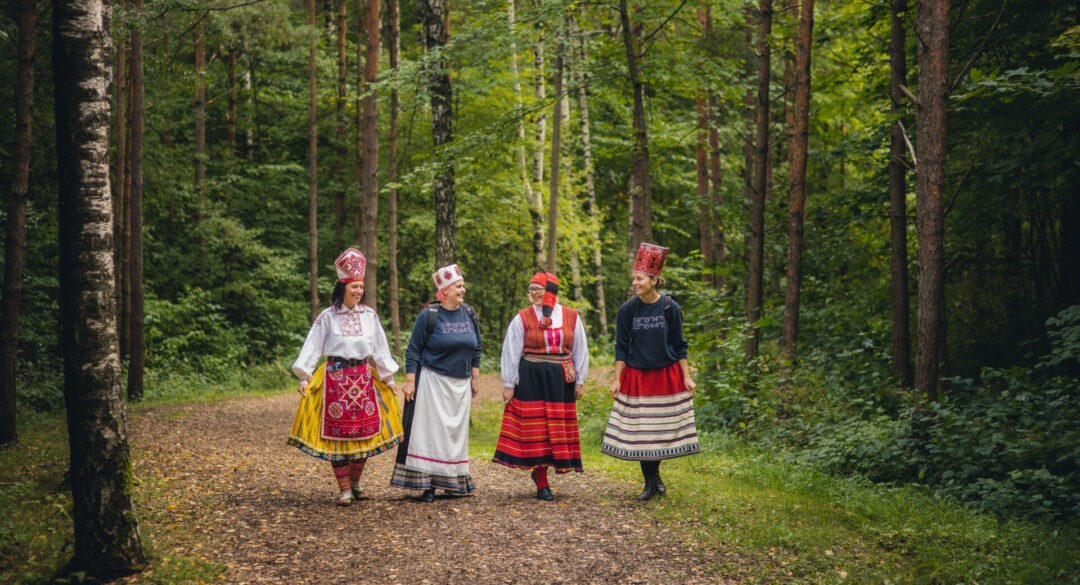 Visit Saaremaa - Rahvariides naised matkarajal - emotsioonifoto