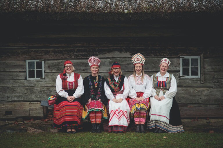 Visit Saaremaa - Kohalikud rahvariietes - foto