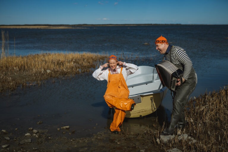 Visit Saaremaa - Kalur ja pillimees nalja viskamas - meeleolufoto