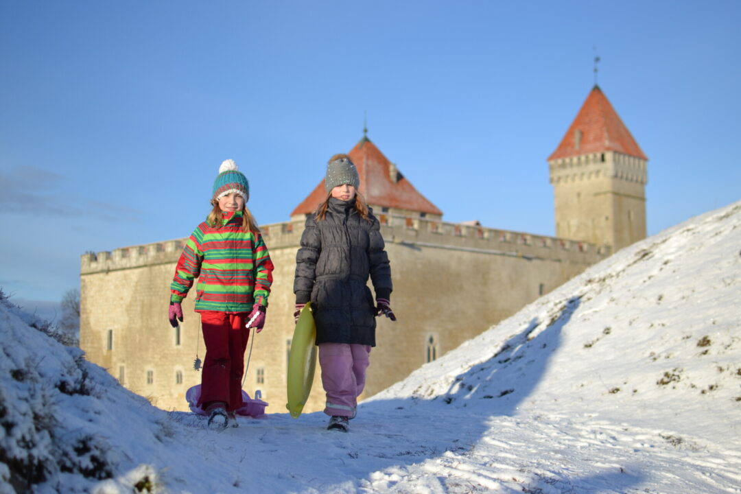 Visit Saaremaa - Lapsed lossimägedel kelgutamas - meeleolufoto