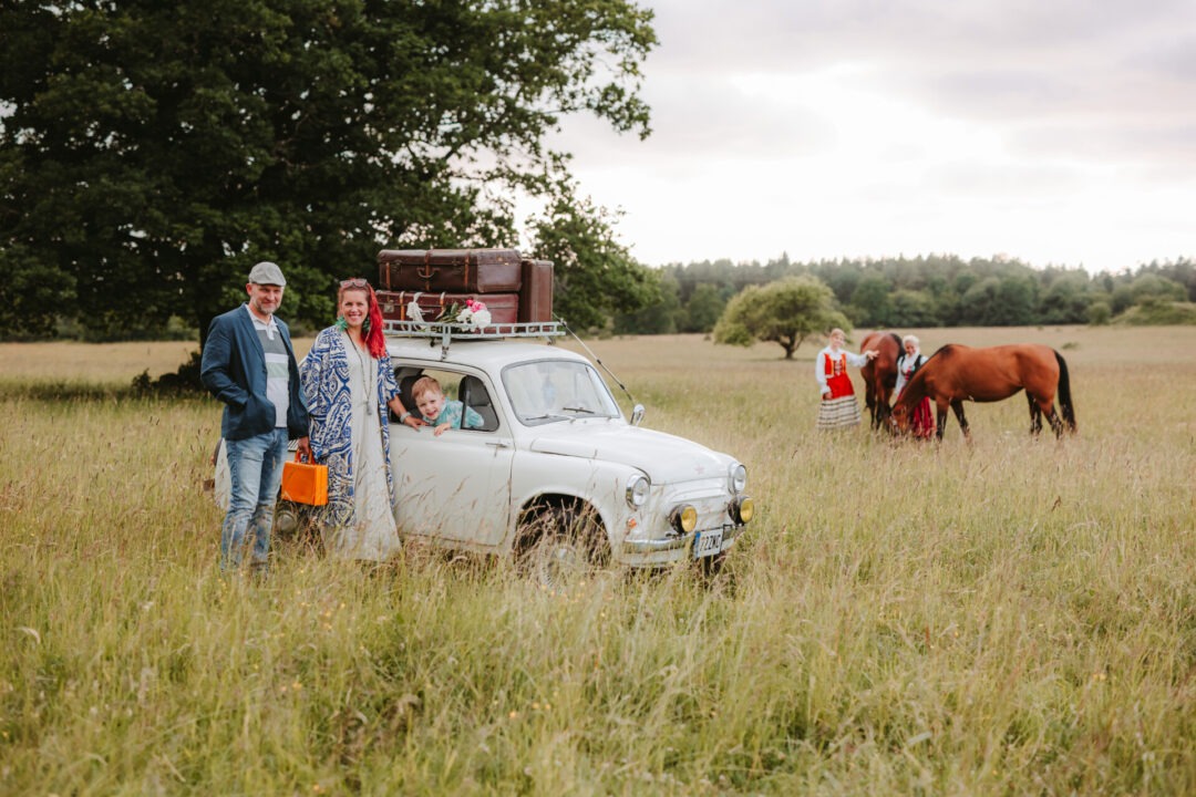 Visit Saaremaa - Pere vana autoga põllul - meeleolufoto