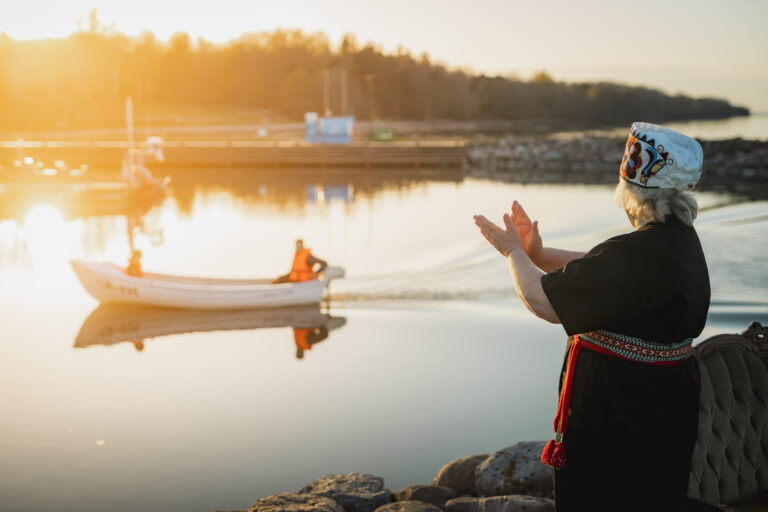 Visit Saaremaa - Rahvariides naisterahvas lehvitamas kalapaadile - meeleolufoto