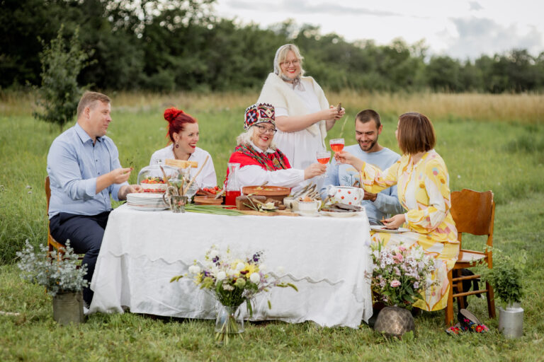 Visit Saaremaa - Sõpruskond suveõhtut veetmas - meeleolufoto