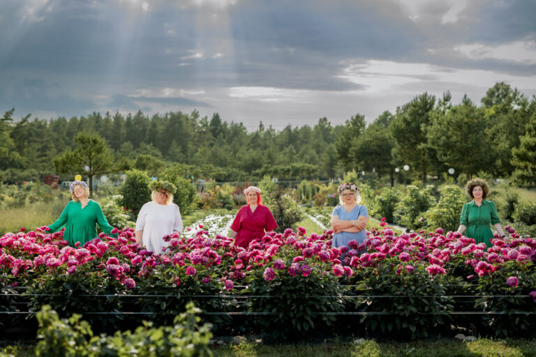 Visit Saaremaa - Naised õitsvate pojengide keskel - meeleolufoto