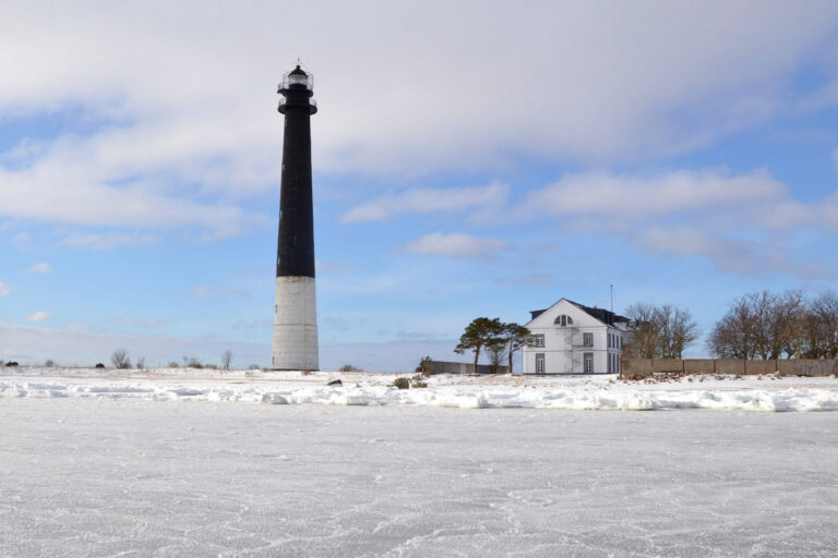 Visit Saaremaa - Sõrve tuletorn talvel - arhitektuurifoto